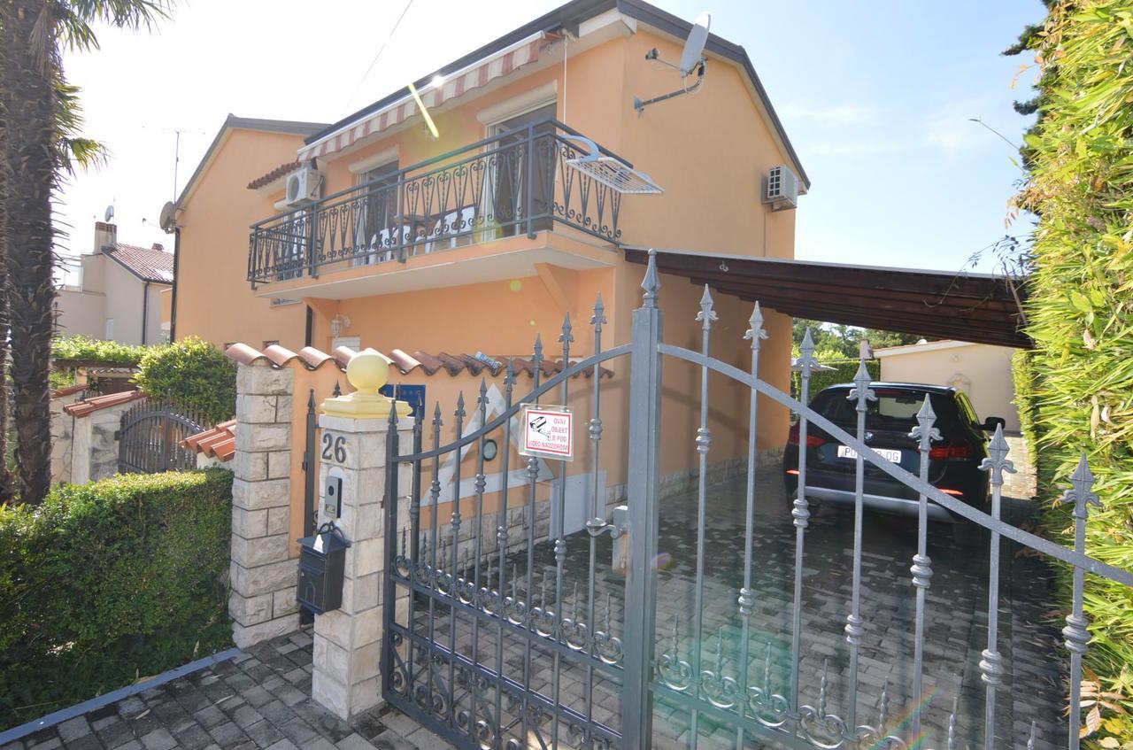 פורץ Apartmani Dekovic Materada חדר תמונה