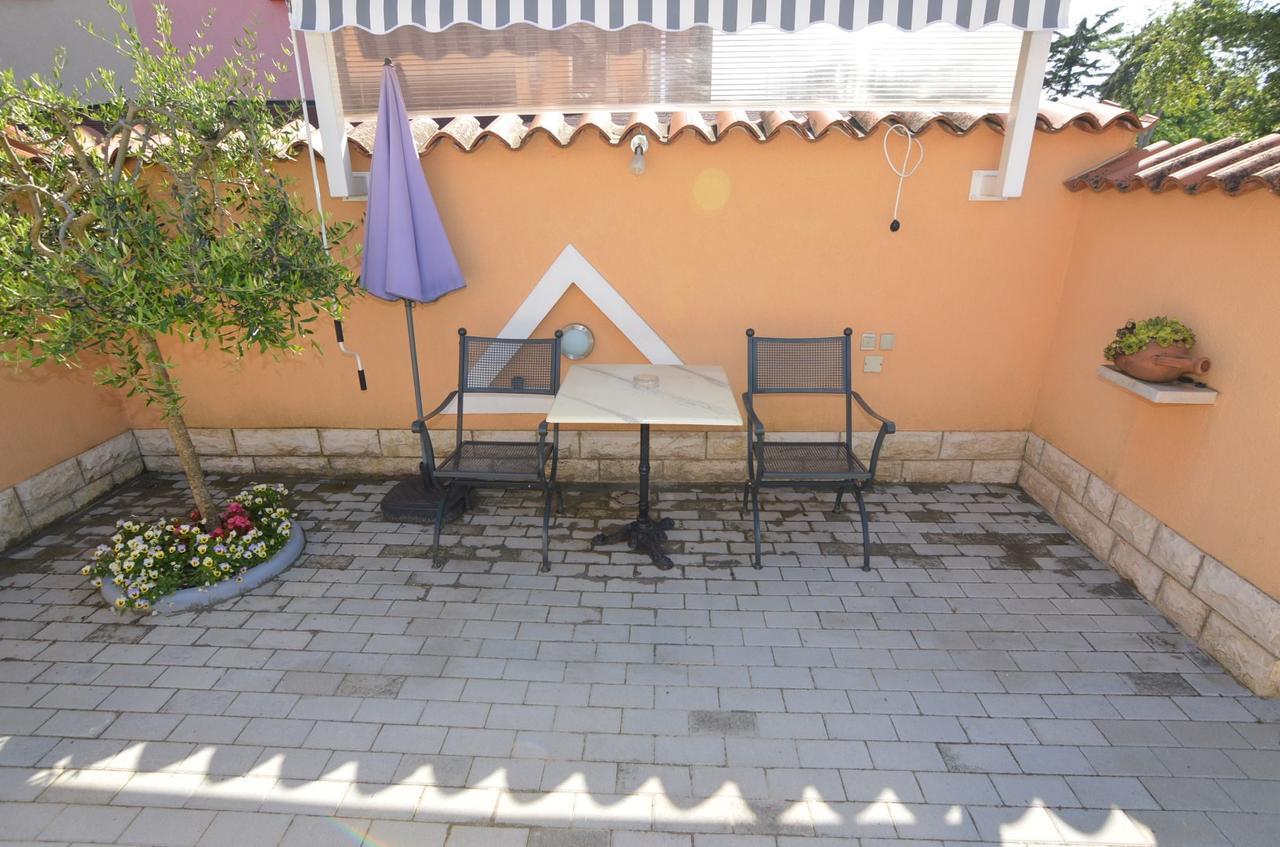 פורץ Apartmani Dekovic Materada חדר תמונה
