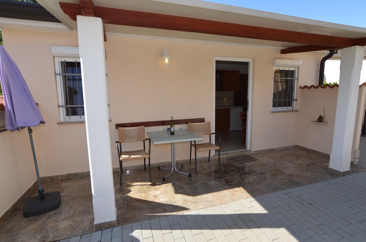 פורץ Apartmani Dekovic Materada חדר תמונה