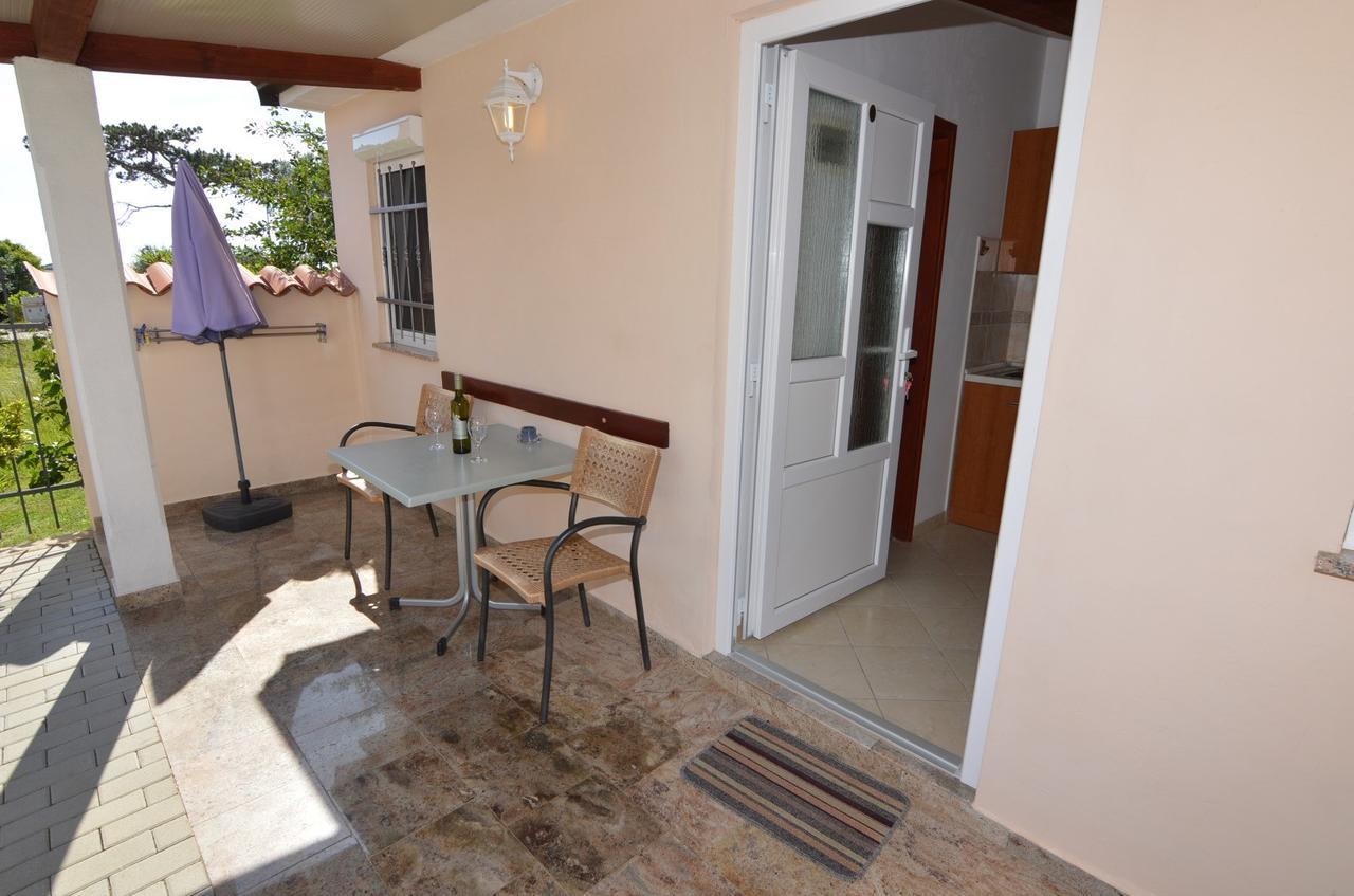 פורץ Apartmani Dekovic Materada חדר תמונה
