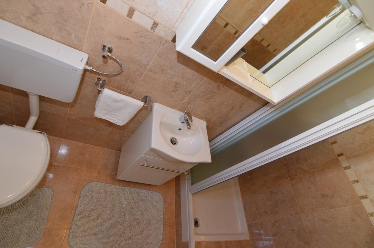 פורץ Apartmani Dekovic Materada חדר תמונה