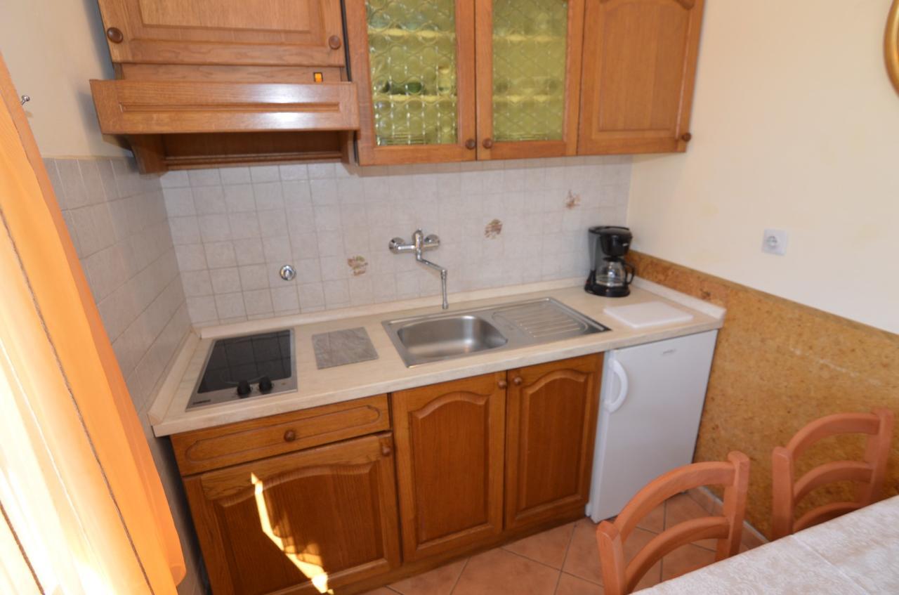 פורץ Apartmani Dekovic Materada חדר תמונה