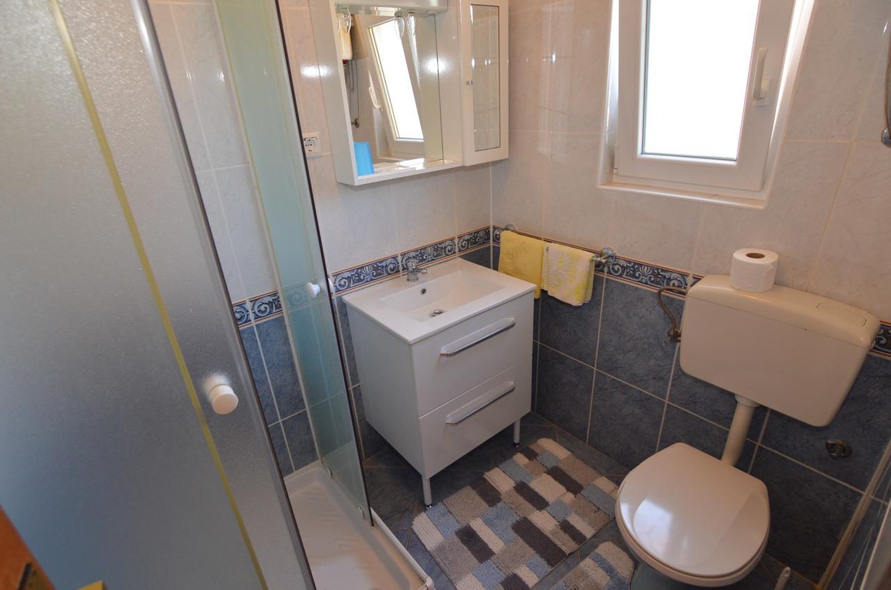 פורץ Apartmani Dekovic Materada חדר תמונה