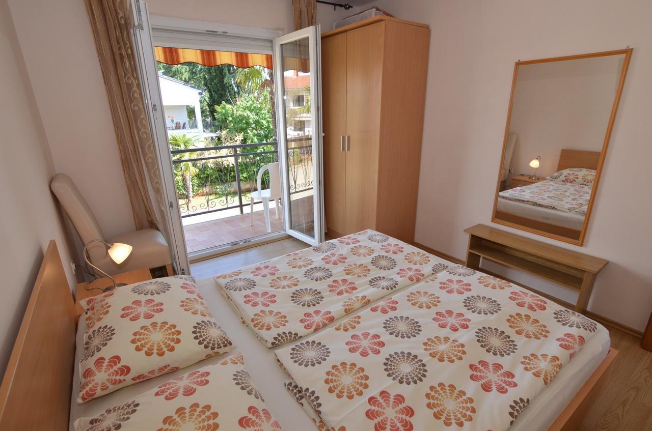 פורץ Apartmani Dekovic Materada חדר תמונה