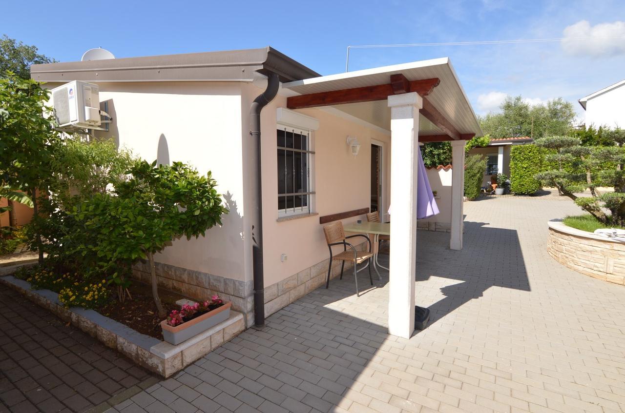 פורץ Apartmani Dekovic Materada חדר תמונה