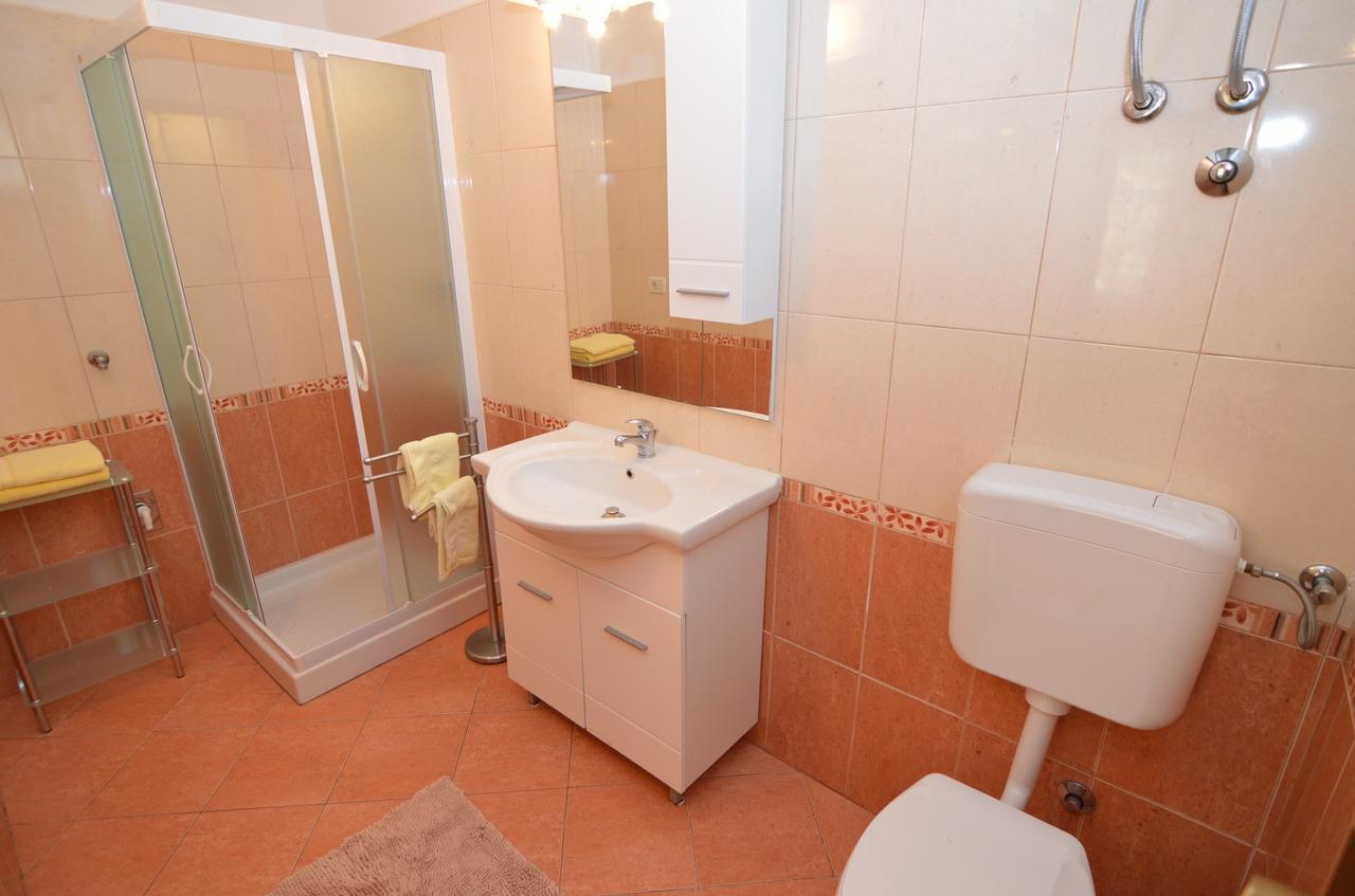 פורץ Apartmani Dekovic Materada חדר תמונה