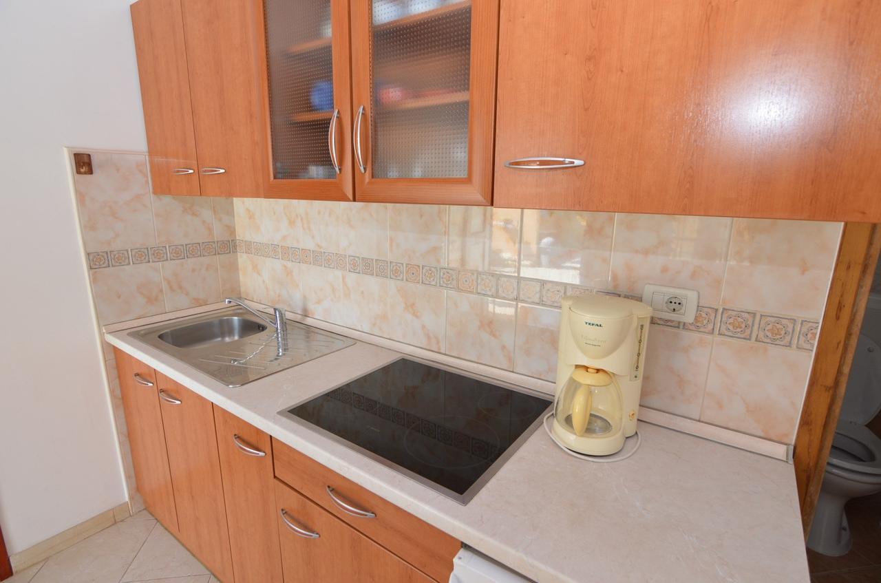 פורץ Apartmani Dekovic Materada חדר תמונה