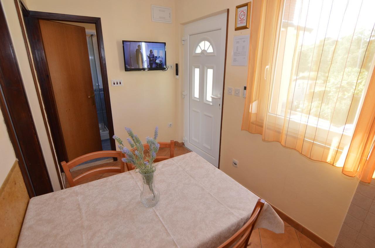 פורץ Apartmani Dekovic Materada חדר תמונה
