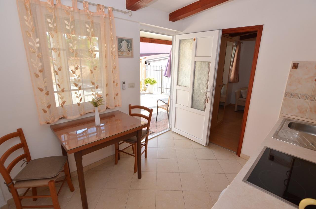פורץ Apartmani Dekovic Materada חדר תמונה