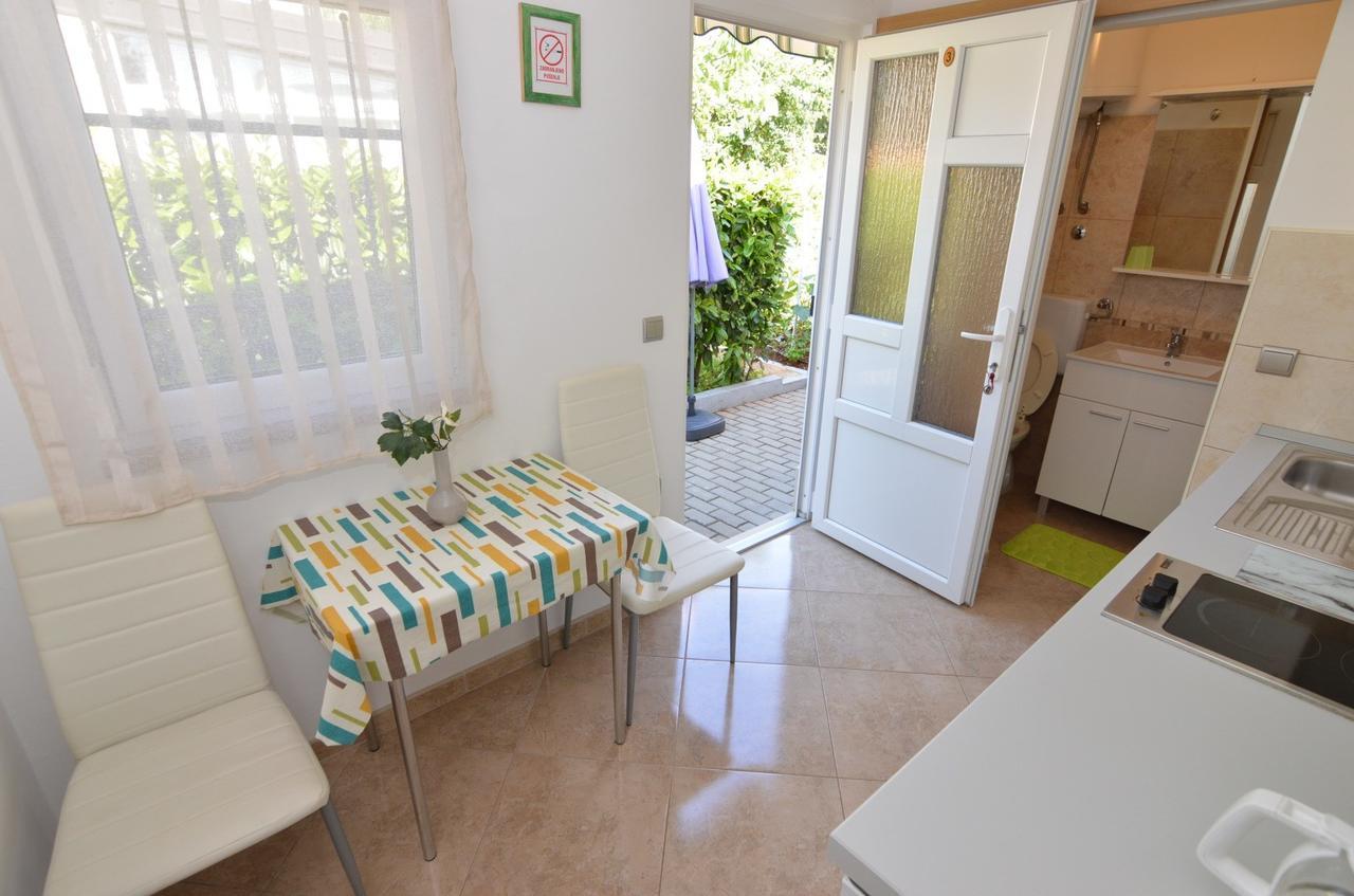 פורץ Apartmani Dekovic Materada חדר תמונה