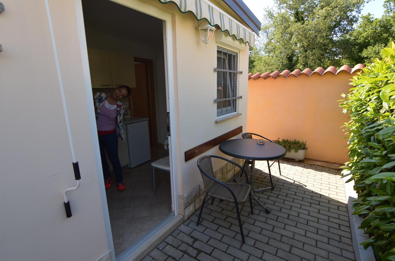 פורץ Apartmani Dekovic Materada חדר תמונה