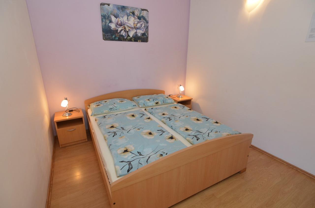 פורץ Apartmani Dekovic Materada חדר תמונה