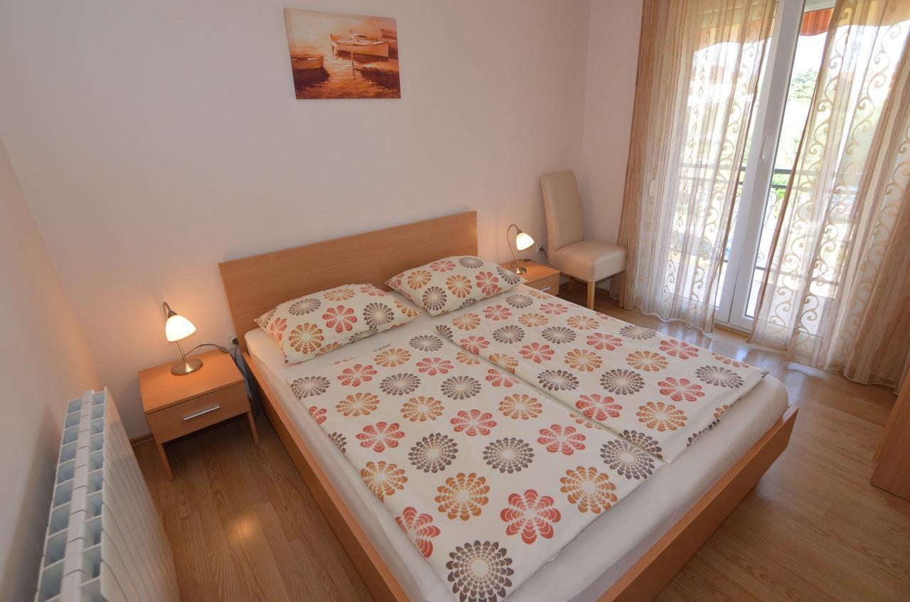 פורץ Apartmani Dekovic Materada חדר תמונה