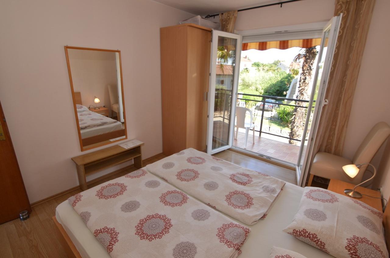 פורץ Apartmani Dekovic Materada חדר תמונה