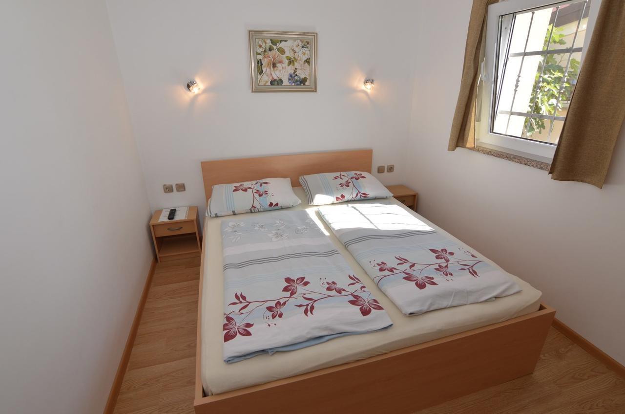 פורץ Apartmani Dekovic Materada חדר תמונה