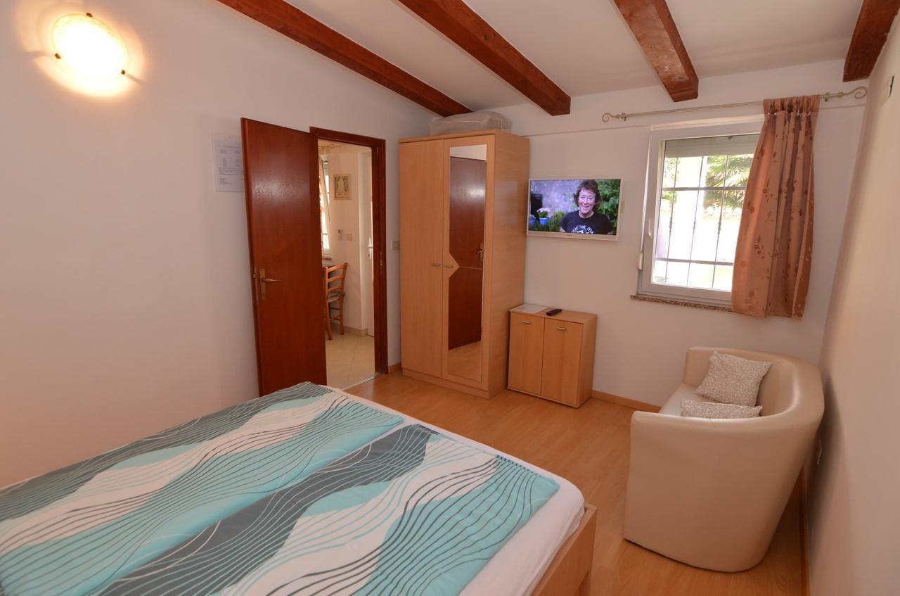 פורץ Apartmani Dekovic Materada חדר תמונה