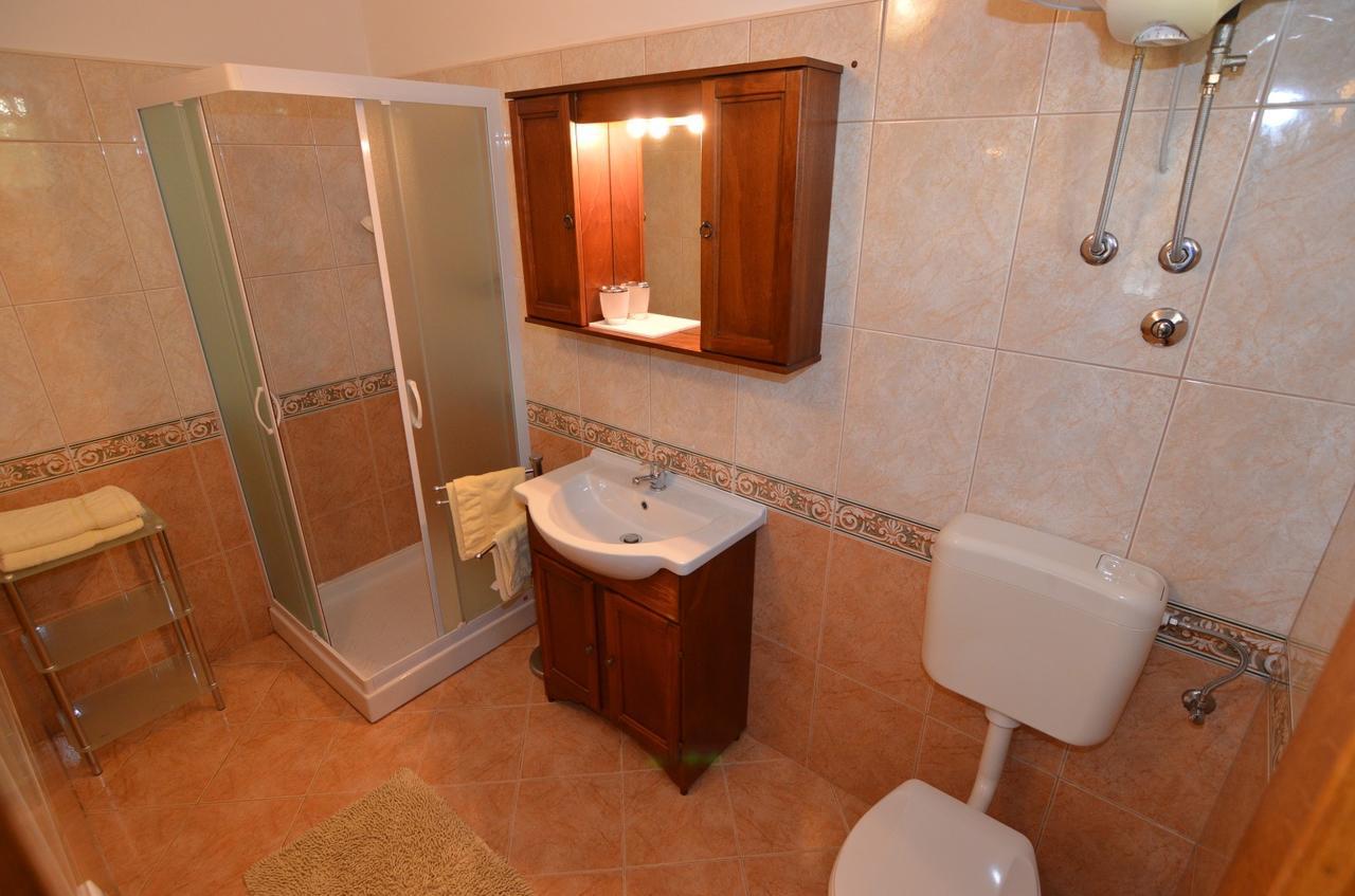 פורץ Apartmani Dekovic Materada חדר תמונה