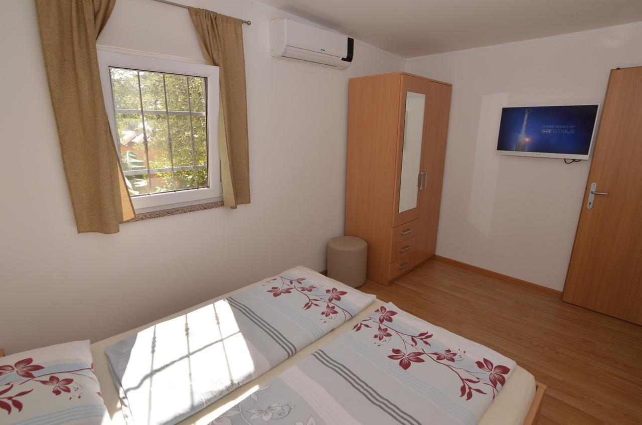 פורץ Apartmani Dekovic Materada חדר תמונה