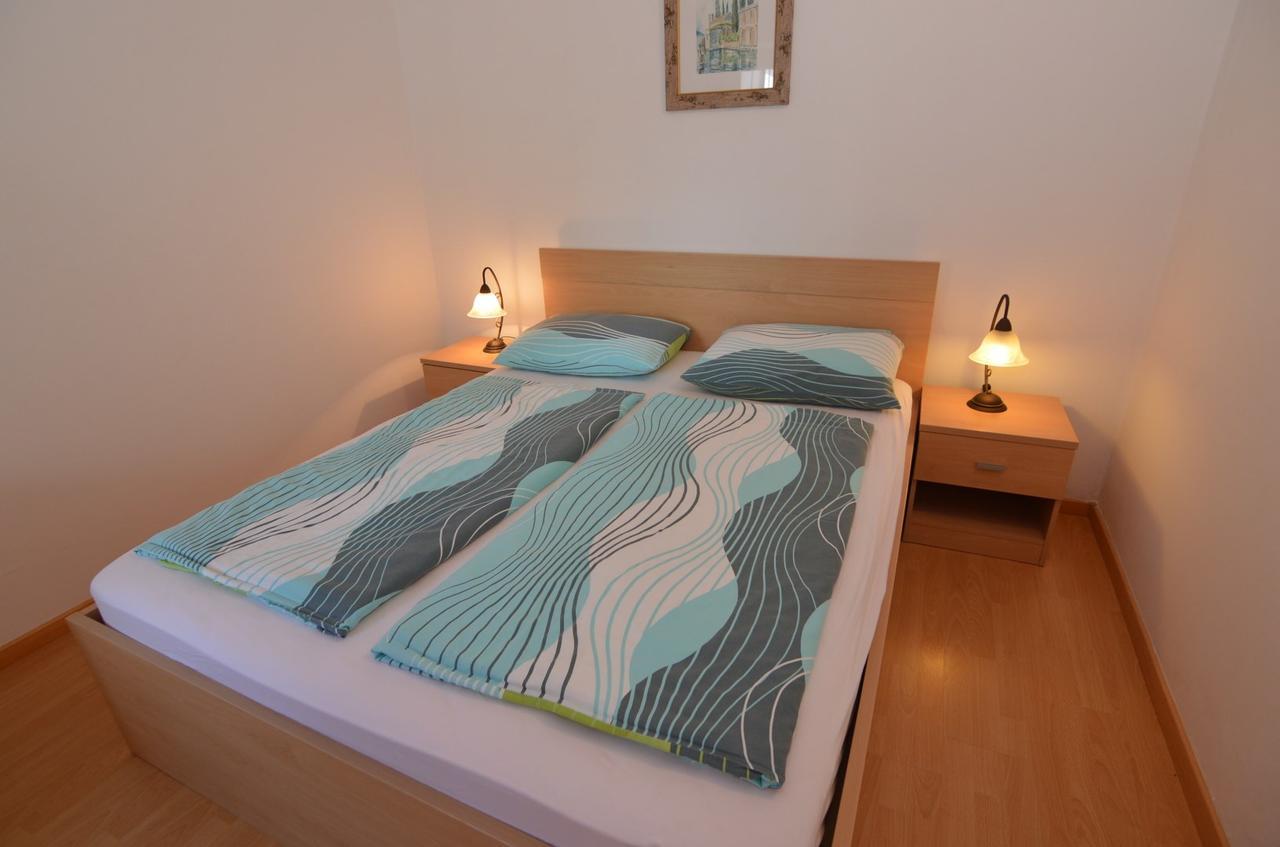 פורץ Apartmani Dekovic Materada חדר תמונה