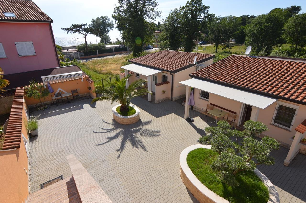 פורץ Apartmani Dekovic Materada חדר תמונה