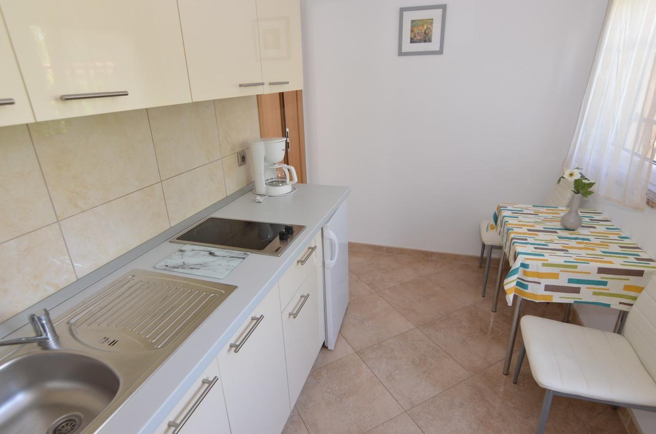 פורץ Apartmani Dekovic Materada חדר תמונה